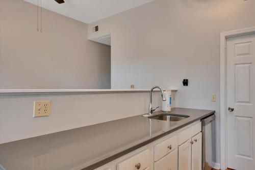 Breathtaking Unit in Shaw - 4 Queen beds 1E in Tower Grove, USA