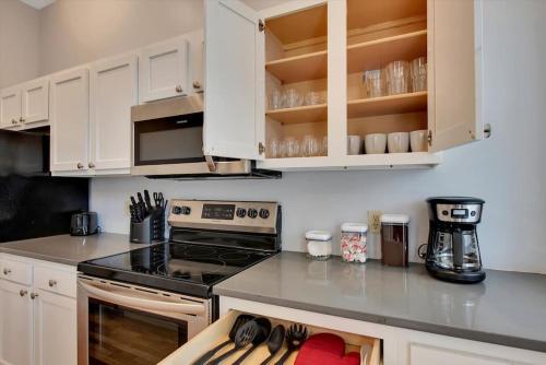 Breathtaking Unit in Shaw - 4 Queen beds 1E in Tower Grove, USA