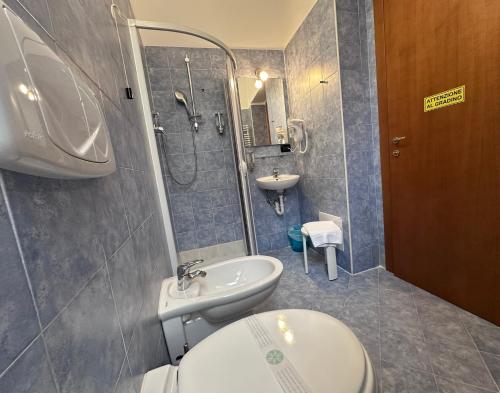 Single Room image 6