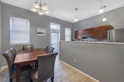 Breathtaking Unit in Shaw - 4 Queen beds 1W in Tower Grove, USA