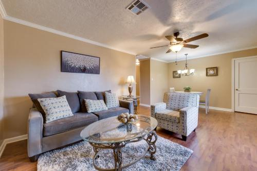 Charming Lake Charles Apartment 2 Mi to Lake!