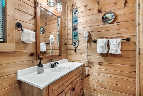 Bear Mountain Chalet with Hot Tub and Mountain Views - image 13