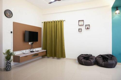 Classe Moyenne -2BHK, Near US Embassy, Gachibowli