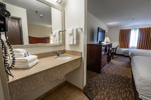 Christopher Inn and Suites - image 14