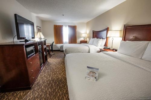Christopher Inn and Suites - image 10