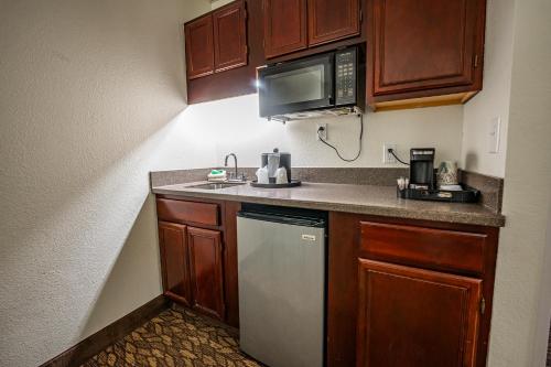 Christopher Inn and Suites - image 8