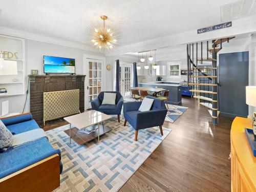 Location! Minutes to Downtown and Folly Beach in Charleston, USA