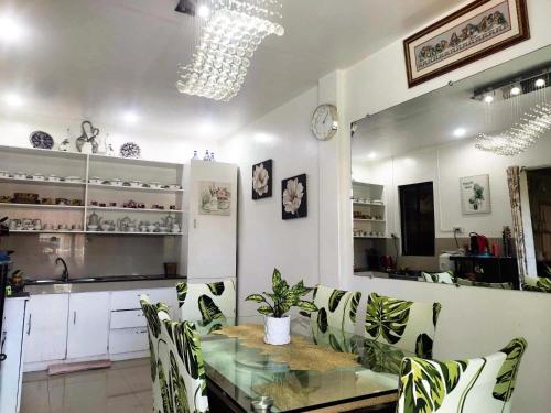 キッチン, Affordable Spacious Bedroom & Bathroom near DVO Airport in カバンティアン