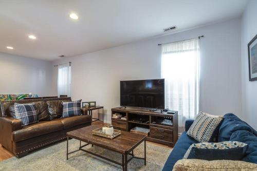 Lincoln Park Living - Suite 2