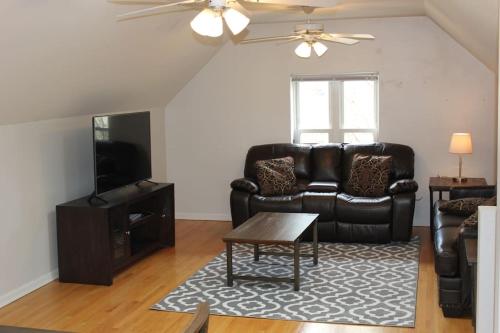 Lincoln Park Living - 3 Queen Beds - Sleeps 6