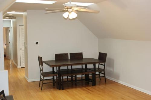 Lincoln Park Living - 3 Queen Beds - Sleeps 6 in Lincoln Park