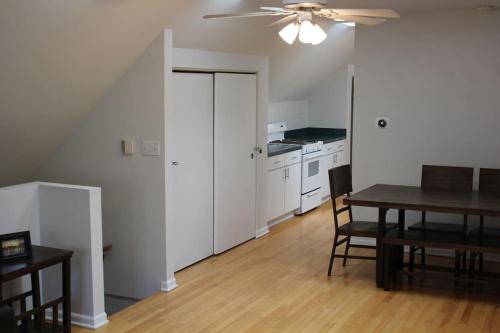 Lincoln Park Living - 3 Queen Beds - Sleeps 6 in Lincoln Park