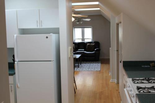 Lincoln Park Living - 3 Queen Beds - Sleeps 6 in Lincoln Park