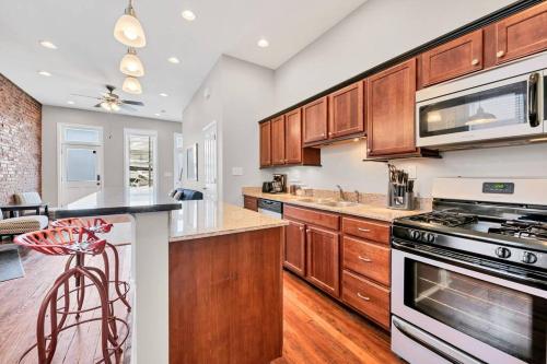 St Louis Townhome-Perfect for Groups near Missouri Botanical Garden