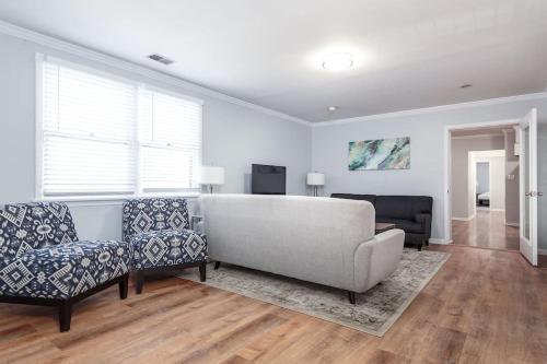 Beautiful Remodeled Penthouse Unit in Old Town in Old Town