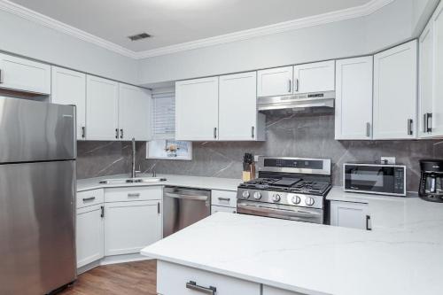 Beautiful Remodeled Penthouse Unit in Old Town in Old Town