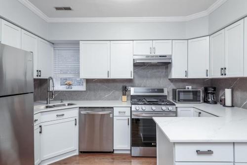 Beautiful Remodeled Penthouse Unit in Old Town in Old Town