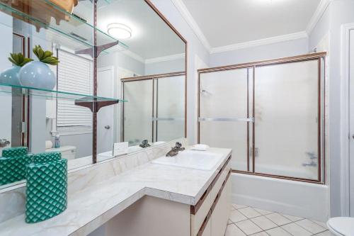 Beautiful Remodeled Penthouse Unit in Old Town in Old Town
