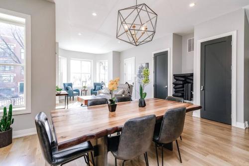 Immaculate Brand New Condo Downtown in Chicago, USA
