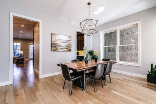 Immaculate Brand New Condo Downtown in Chicago, USA