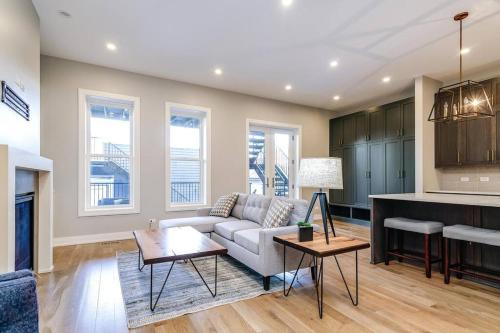 Immaculate Brand New Condo Downtown in Chicago, USA