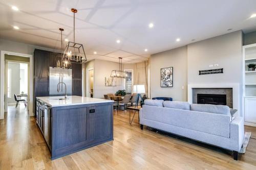 Immaculate Brand New Condo Downtown in Chicago, USA
