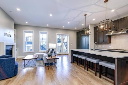 Immaculate Brand New Condo Downtown in Chicago, USA