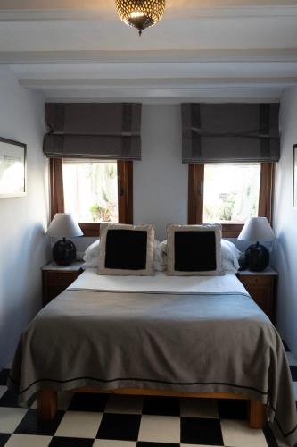 Small Double Room image 6