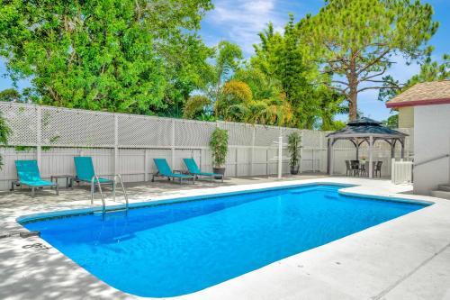Charming Largo Home with Private Pool 1 Mi to Beach