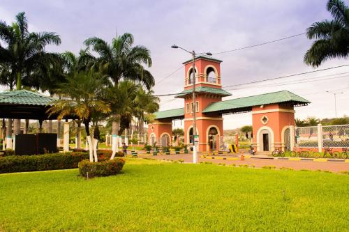 Lobby, Departamento entero de 3 dormitorios en urbanizacion privada con garaje y seguridad 24h in La Aurora