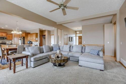 Spacious Pool House with tons of amenities! in Millard