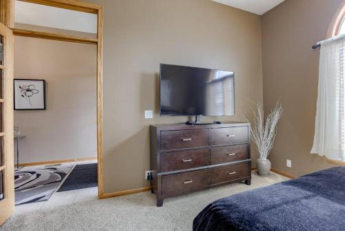 Spacious Pool House with tons of amenities! - image 3