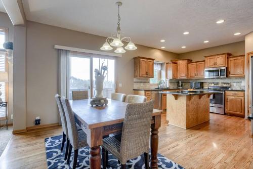 Spacious Pool House with tons of amenities! in Millard