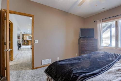 Spacious Pool House with tons of amenities! - image 8