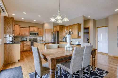 Spacious Pool House with tons of amenities! in Millard