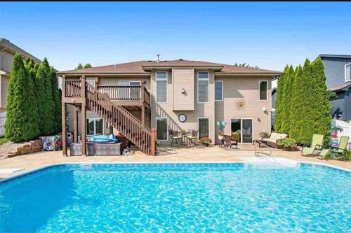 Spacious Pool House with tons of amenities! - image 10