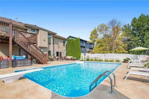 Spacious Pool House with tons of amenities!