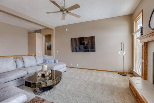 Spacious Pool House with tons of amenities! in Millard