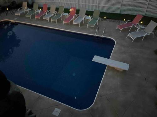 Spacious Pool House with tons of amenities! - image 9