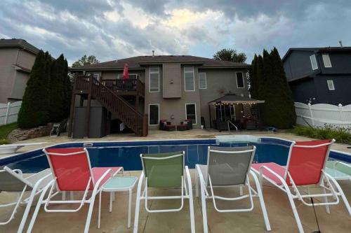 Spacious Pool House with tons of amenities! - image 14
