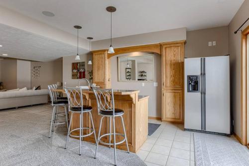 Spacious Pool House with tons of amenities! - image 4