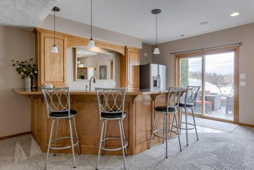 Spacious Pool House with tons of amenities! - image 7