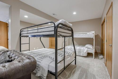 Spacious Pool House with tons of amenities! - image 12