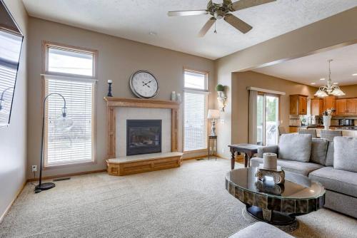Spacious Pool House with tons of amenities! in Millard