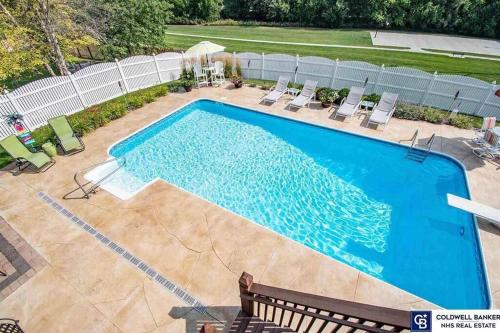 Spacious Pool House with tons of amenities!