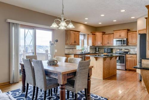 Spacious Pool House with tons of amenities! in Millard