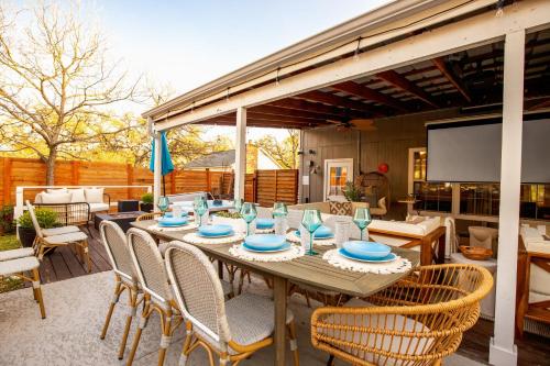 Lux 5BR gem with Heated Pool, SPA, and Outdoor Movie Theater in Austin, USA