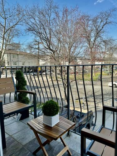 Stylish Evergreen Apartment By Newark Airport