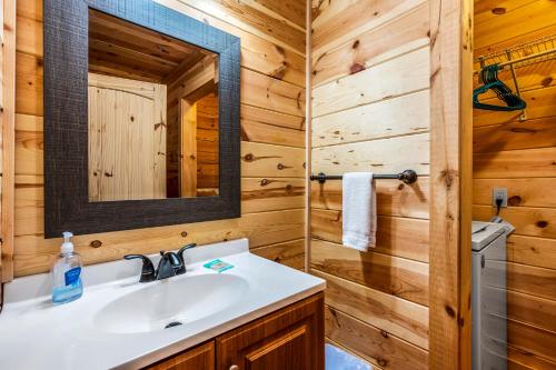 Smoky's Den II - image 5