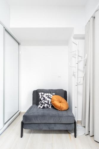 1 queen bed, 1 sofa bed